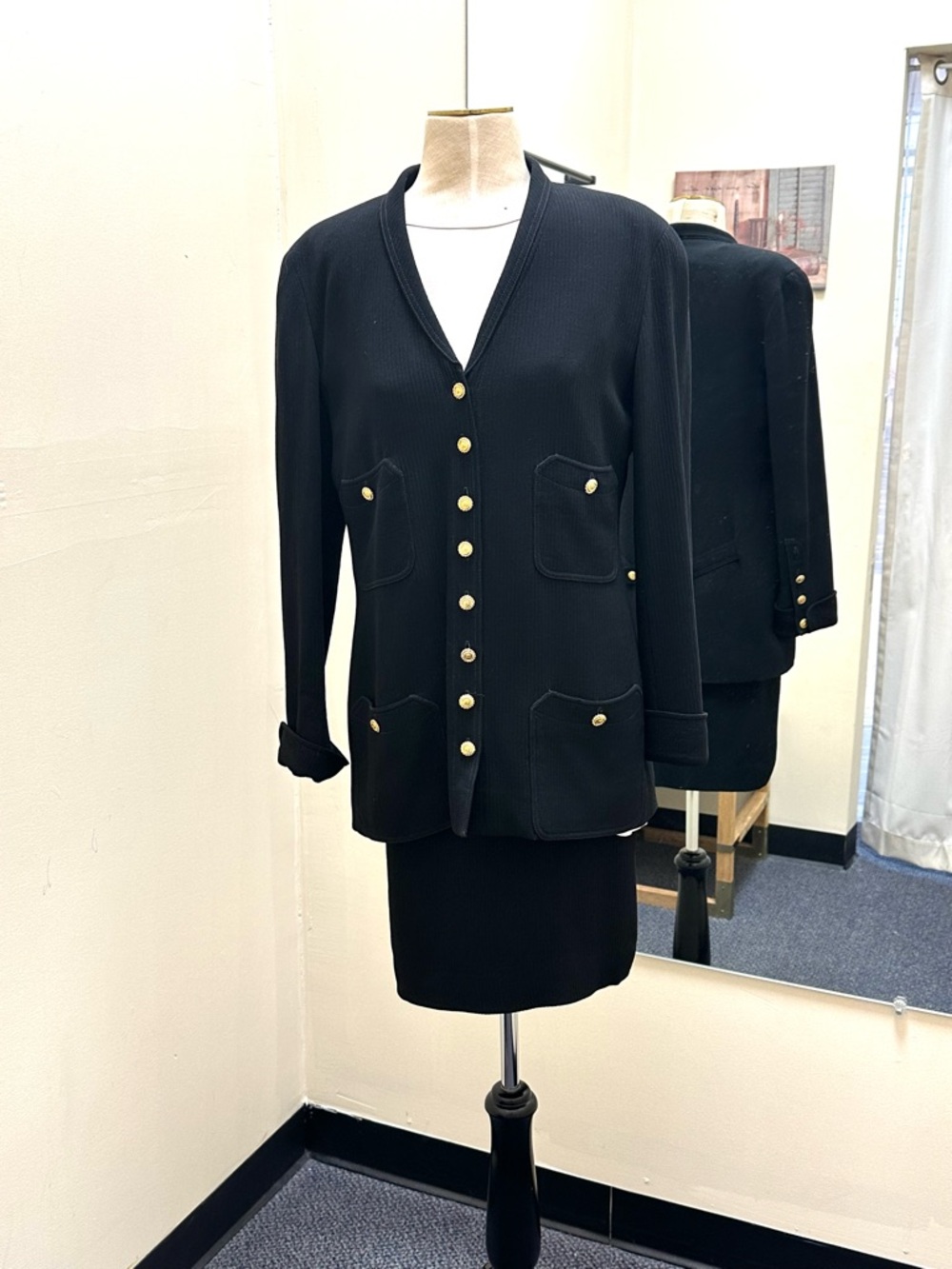 Vintage Chanel black ribbed 2 pce suit. Made in France sze 40 (US Sze small-6)